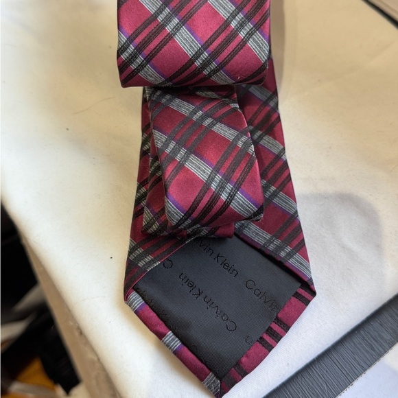 ✨HOST PICK✨ Vintage Calvin Klein Red, Grey, Black Striped Tie or Purse Tie ✨ 🎉 - Picture 4 of 16